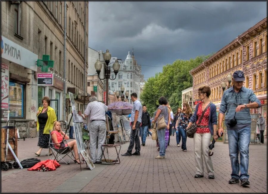 Арбат далеко. Старый арбат лавочки. фотосессия на арбате. люди на улице арбат. люди на улицах москвы арбат.