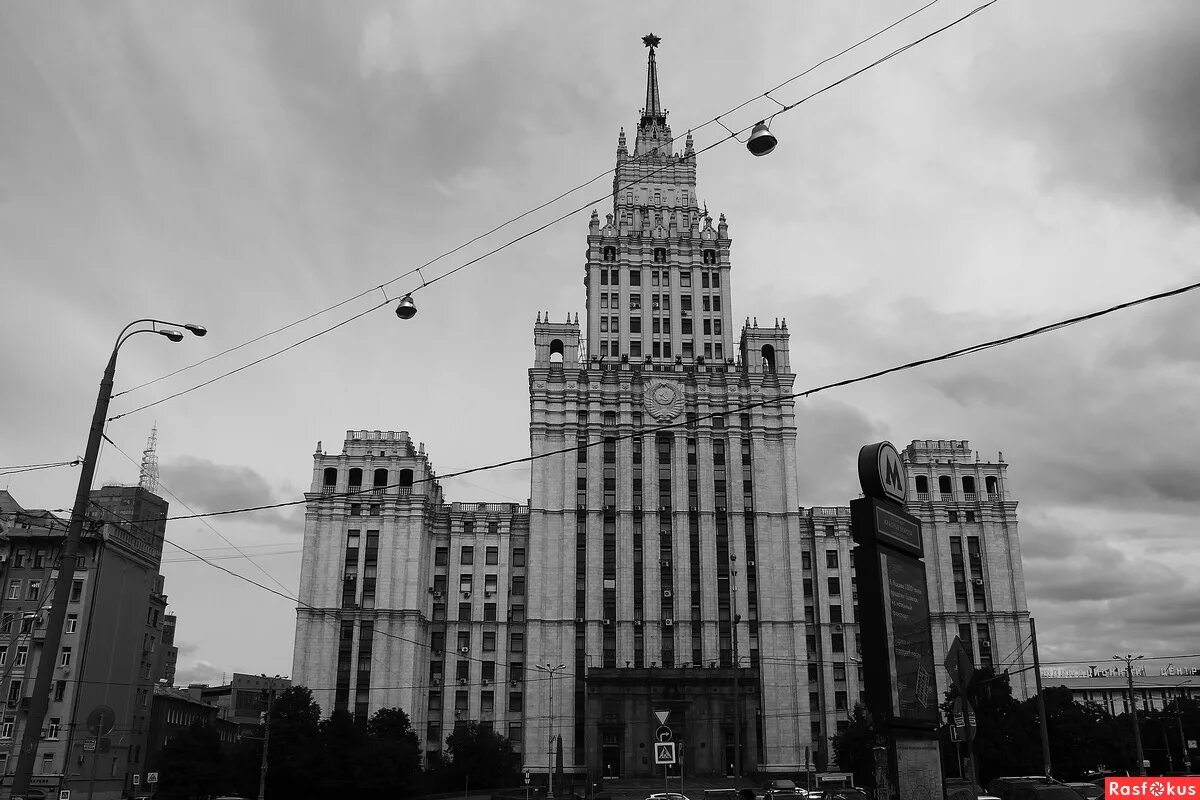Сталинские высотки красные ворота. Здание на «красных воротах» сталинская высотка. Высотное здание на площади красных ворот. Высотка на красных воротах. Высотное здание у красных ворот, москва.