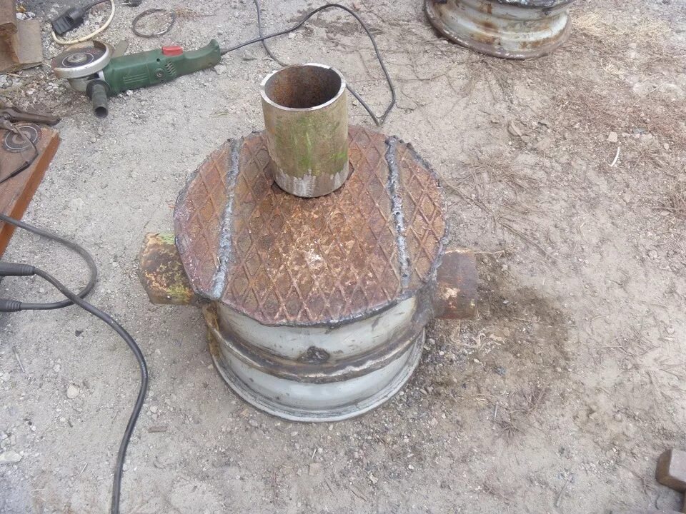 Печка в гараж из дисков. Печка из колесного диска т150. Самодельные печи для гаража. Печка для бани из дисков р15. Печка из колесных дисков газ 3307 для бани.