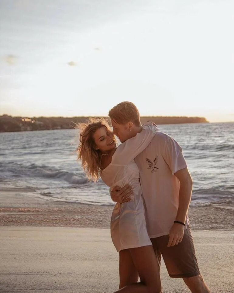 Жена никиты преснякова фото. Алена краснова и пресняков. Алёна краснова и никита пресняков. Жена никиты преснякова алена краснова. Никита пресняков и алена краснова.