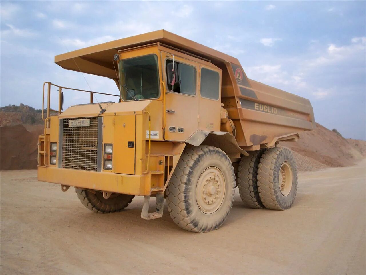 Euclid flex. Юклид карьерный самосвал. карьерный самосвал хитачи-5000. volvo euclid r130. хитачи юклид.