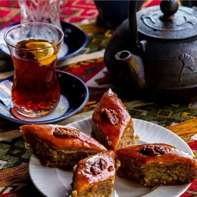 Из чего пьют чай в чайхане. Лукум,армуды,пахлава. армуду чай азербайджан. азербайджанское чаепитие. пахлава азербайджанская.