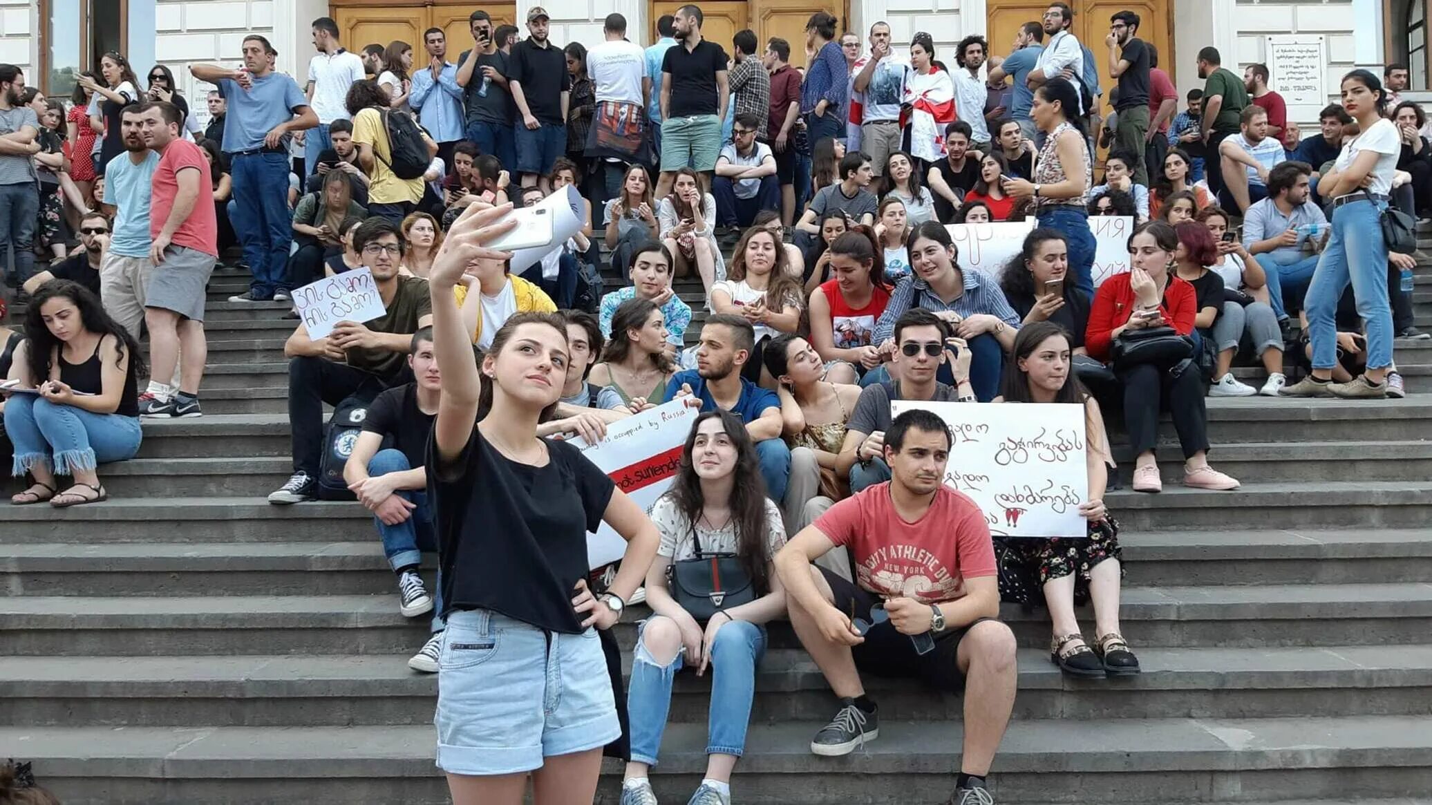 Тбилиси молодежь. Студенты в Грузии. Толпа студентов. Студенты в вузе Тбилиси.