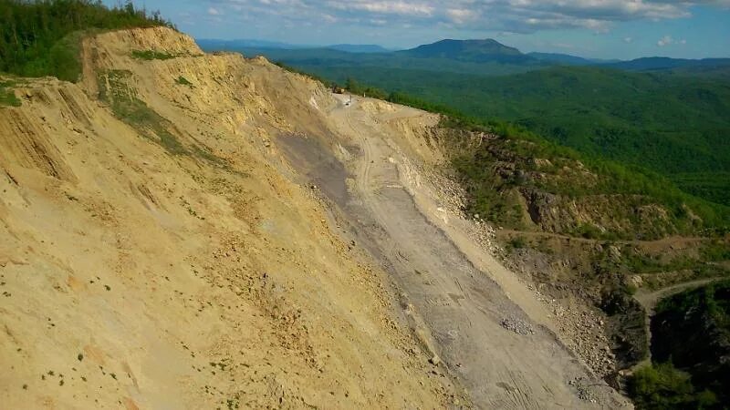 Карьера медвежья гора. Карьера медвежья гора. Карьера медвежья гора. Голубое озеро медведь гора ильская. Медвежья гора карьер краснодарский край.