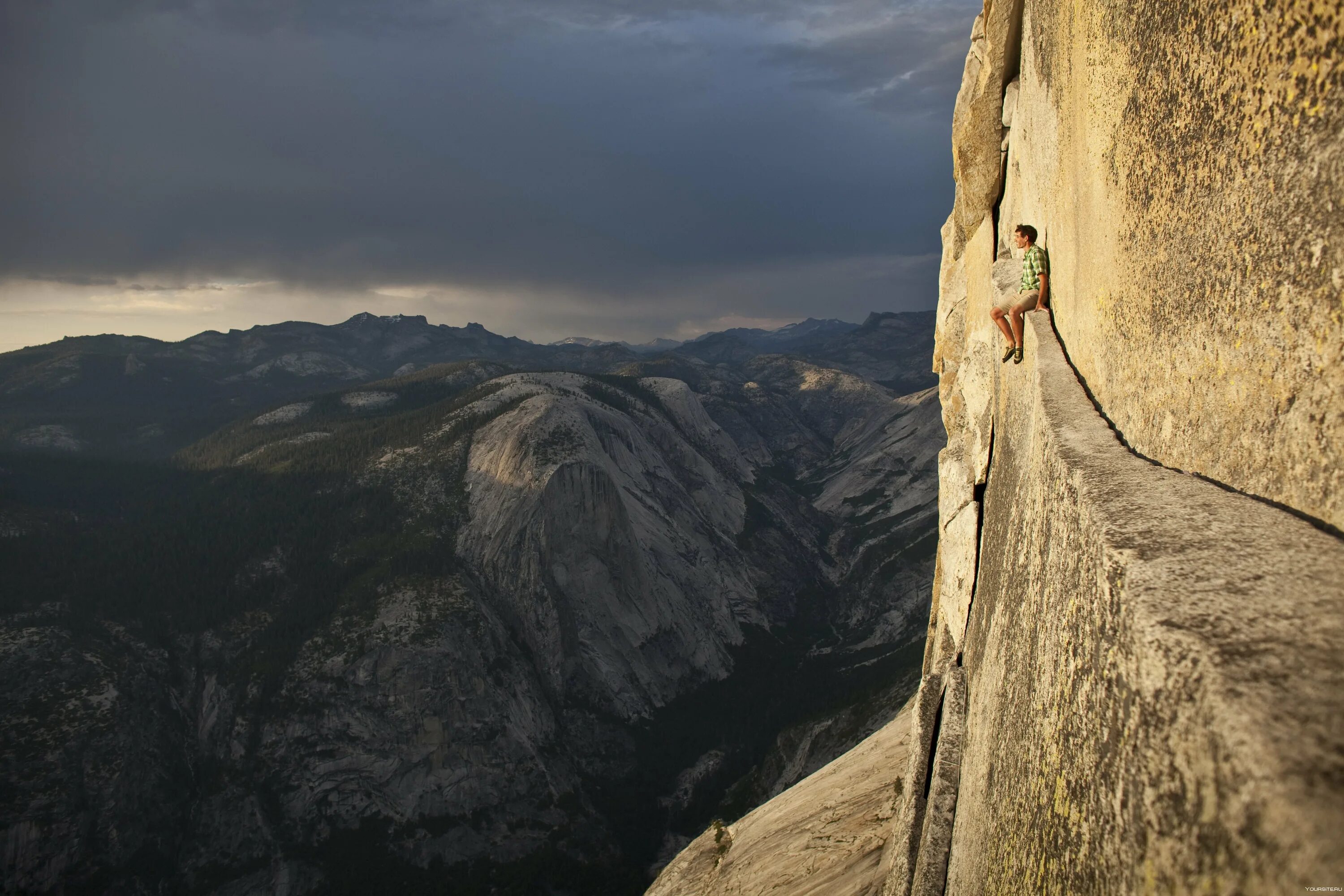 Скала Хаф-Доум в парке Йосемити. Alex Honnold. Alex Honnold half Dome. Пропасть в горах. Высота скал от земли