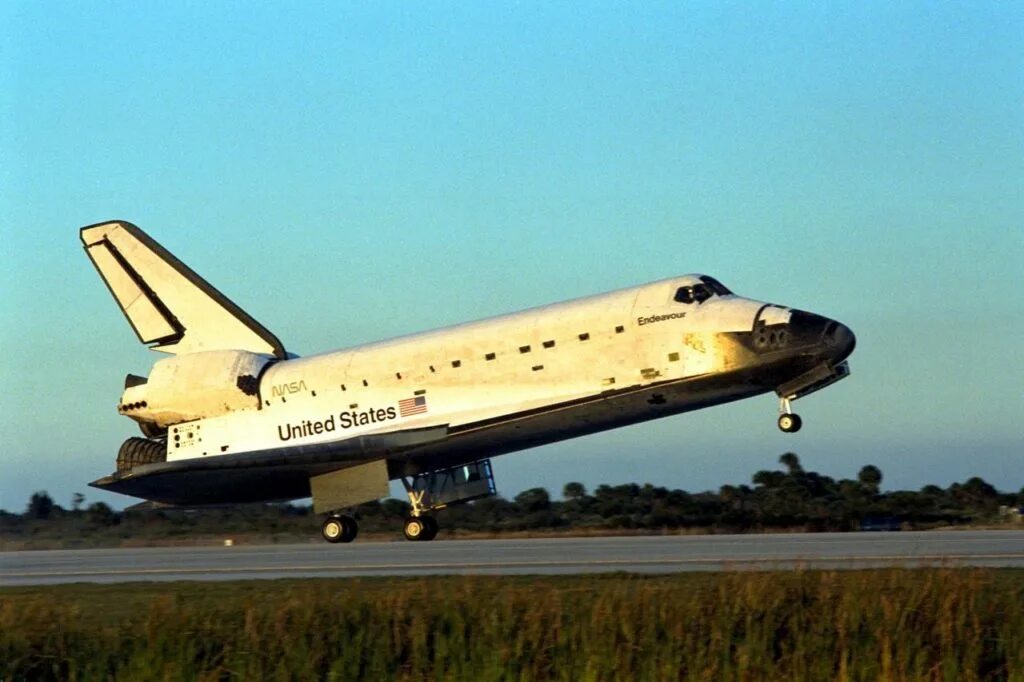 Шаттл STS 89. Space Shuttle на посадочной полосе. Space Shuttle приземление. Взлетно-посадочной полосе для космических шаттлов.