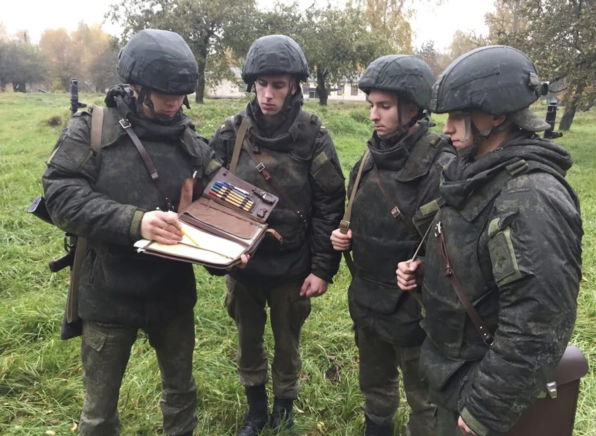 Группа помощи военным. Военный психолог. Курсанты на полевых занятиях. Морально-психологическое обеспечение военнослужащих. Военный университет Министерства обороны полевой.