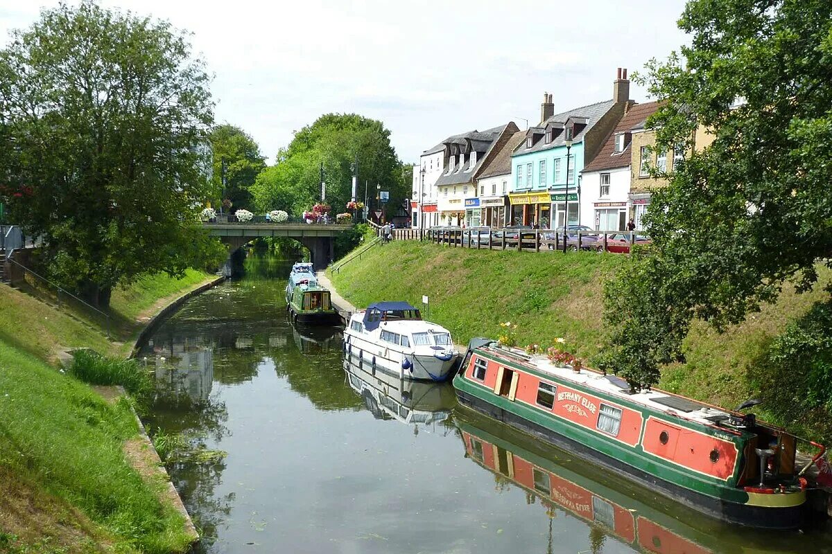 Cambridgeshire Великобритания. Графство Кембриджшир. Ely город в Англии. Англия река Амбер. Street river