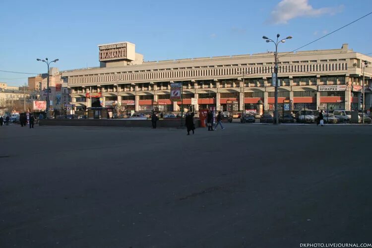 Универмаг Московский площадь трех вокзалов. Универмаг Московский Казанский вокзал. Универмаг Московский Санкт-Петербург. Московский универмаг три вокзала в Москве СССР. Напротив универмага