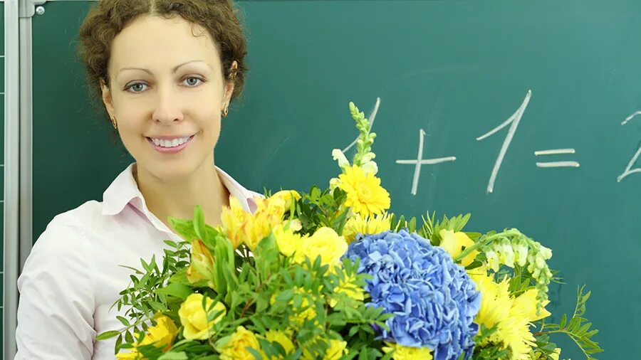 Сколько учительнице лет. Цветы учителю. Учитель с цветами. Преподавательница с цветами. Букет цветов учителю.