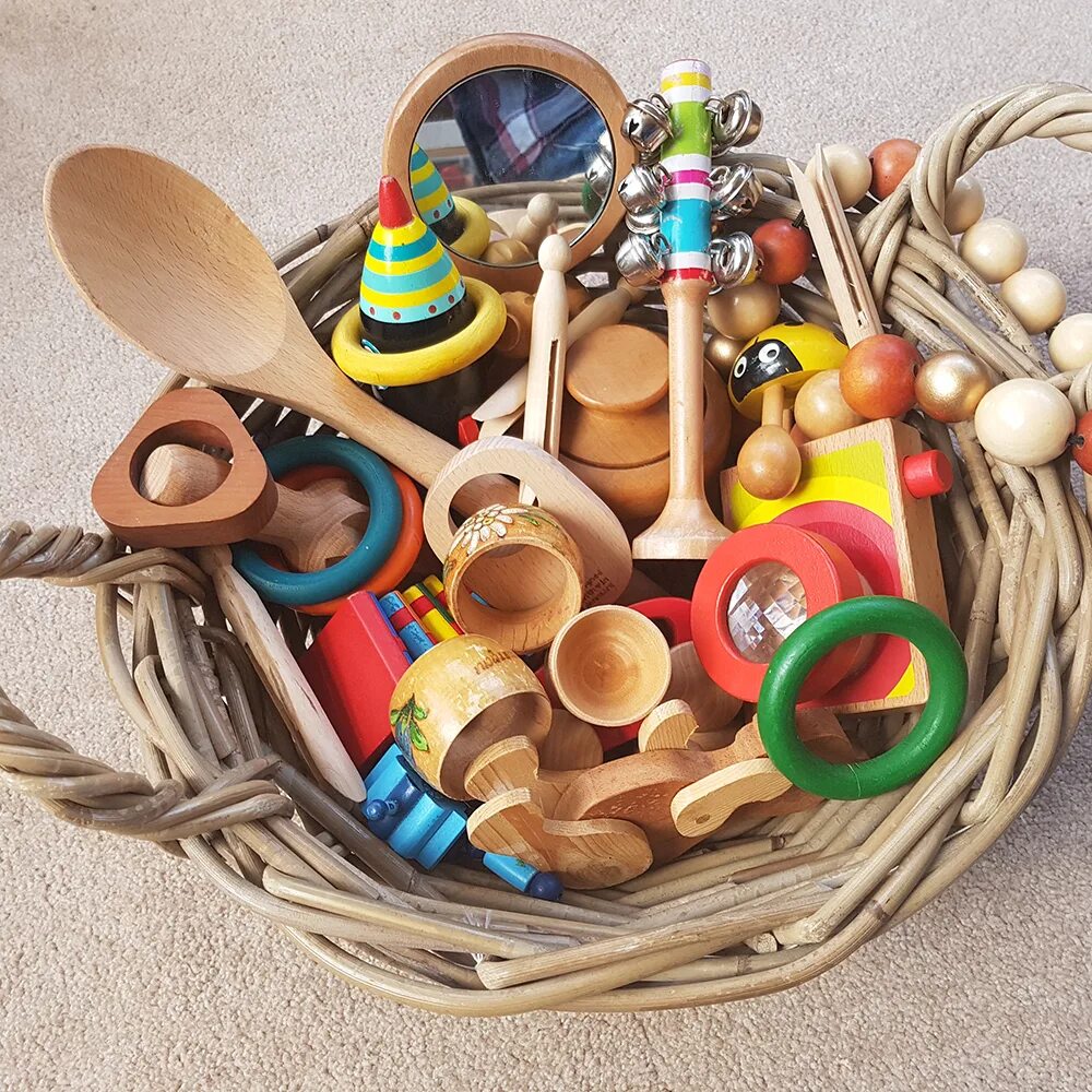 Деревянные вещи. Предметы игрушки. Деревянные предметы в детском саду. Развивающая игрушка для детей , разными предметами.