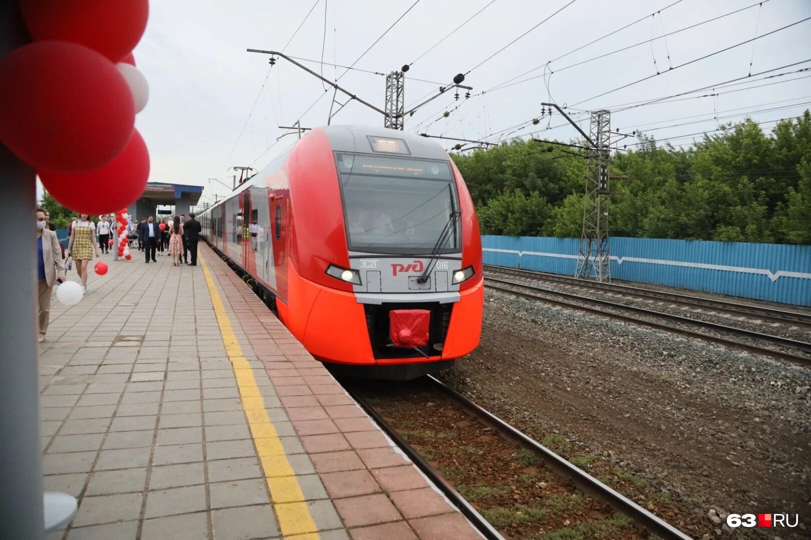 Поезд ласточка в движении. Скоростной электропоезд Ласточка. Электричка Ласточка Самара. Поезд Ласточка Тольятти Самара. Электричка Ласточка Тольятти Самара.