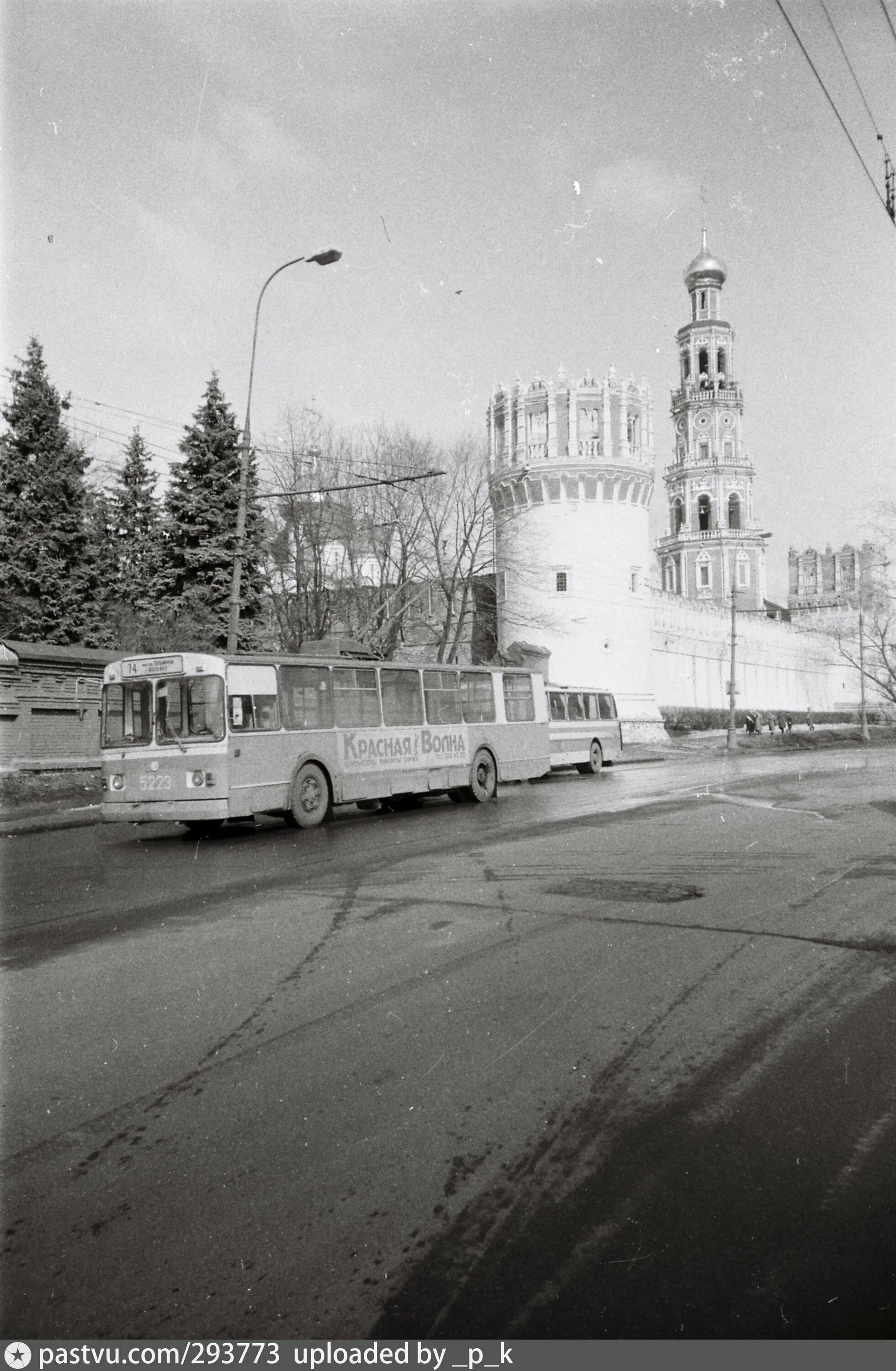 Архив 1993. Новодевичий монастырь Лужнецкий проезд. Трамвай в 1959 году Новодевичий монастырь. Лужнецкий проезд 1941. Новодевичий проезд старые фото.