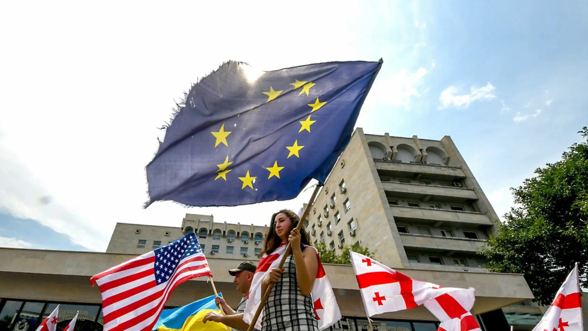 Грузия вступает. Грузия и ЕС флаг в Тбилиси. Вступление Грузии в ЕС. Евросоюз и НАТО И Грузия. Флаг Грузии и Евросоюза.