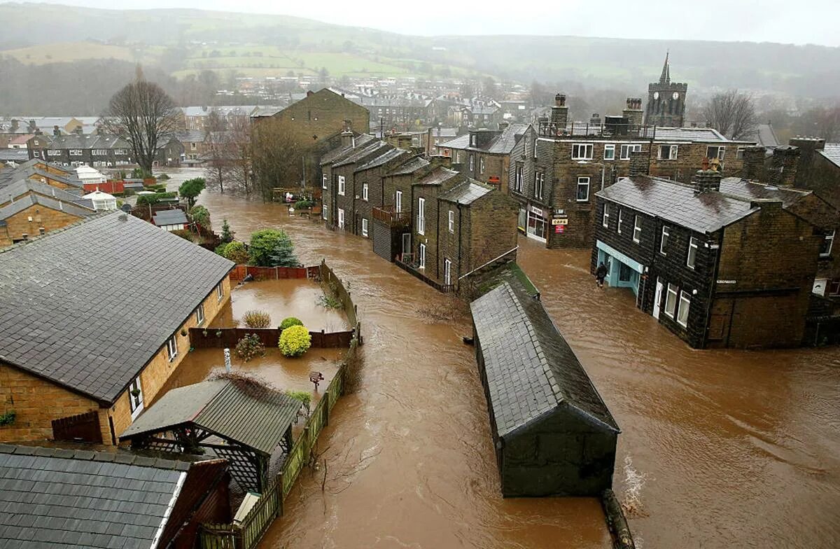 Города где наводнение. Потоп в Британии. Наводнение Брикстон Северная Англия. Высокие наводнения. Затопление города.