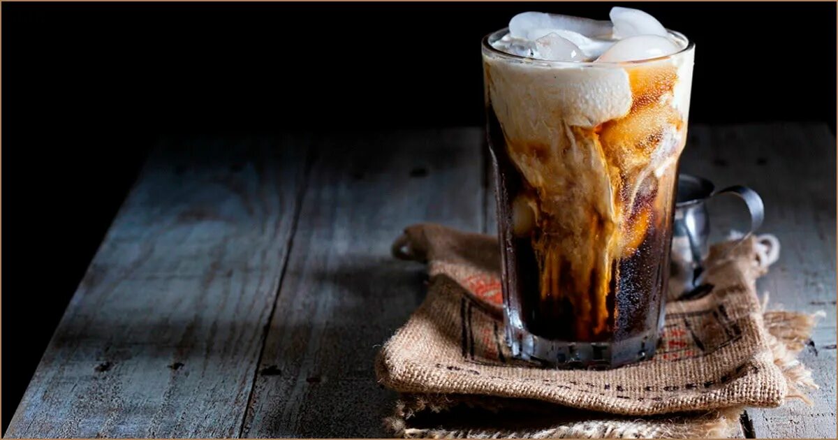 Свеча кофе со льдом. Колд брю. холодный кофе ( iced latte). холодный кофе колд брю. айс латте и айс кофе.