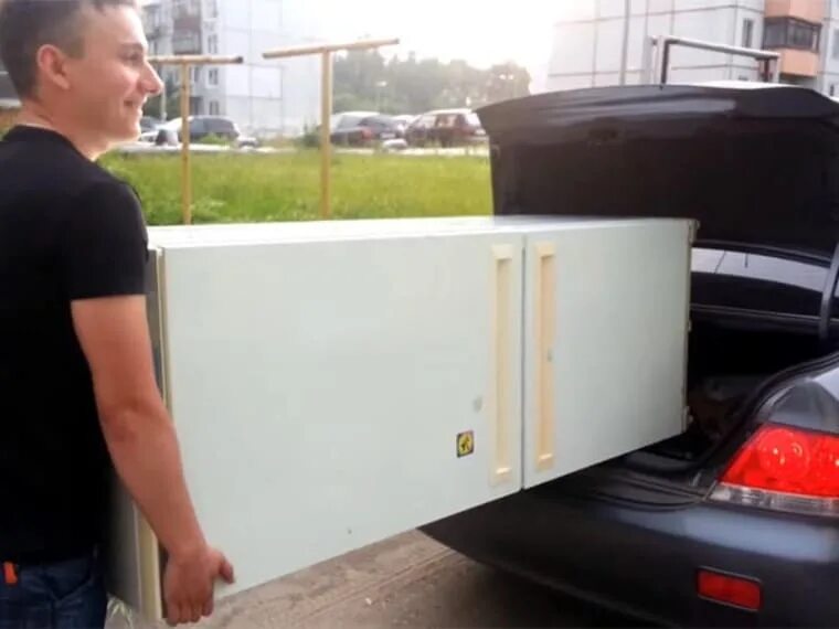 Можно возить холодильник лежа. Перевозка холодильника. Транспортирование холодильников. Транспортировка холодильника лежа. Везут холодильники на машине.