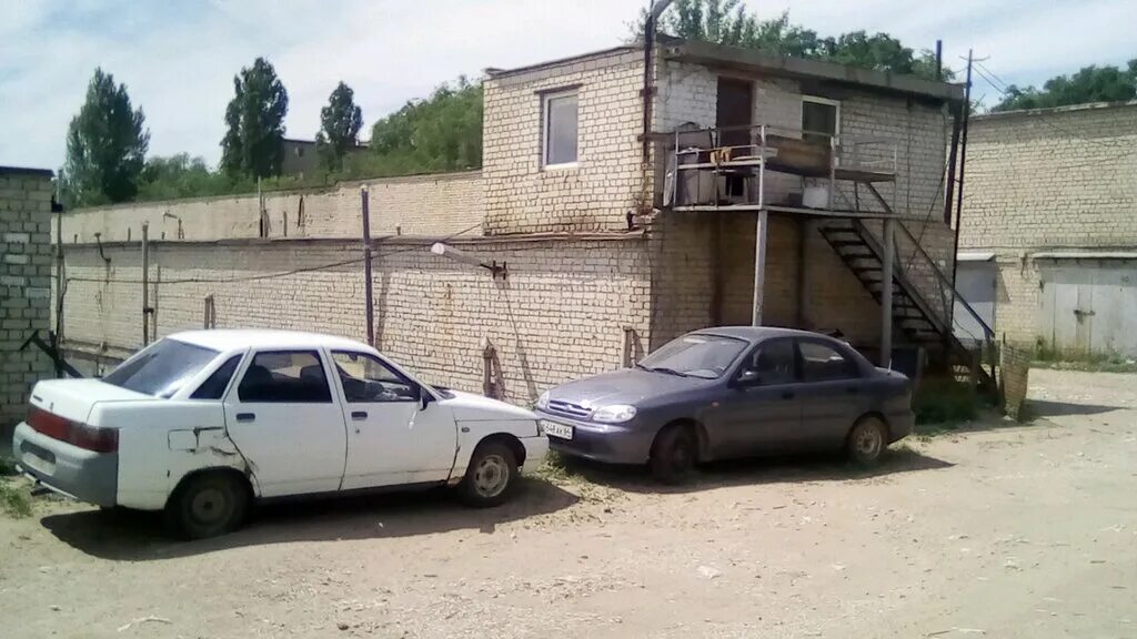 гараж машина жигули.