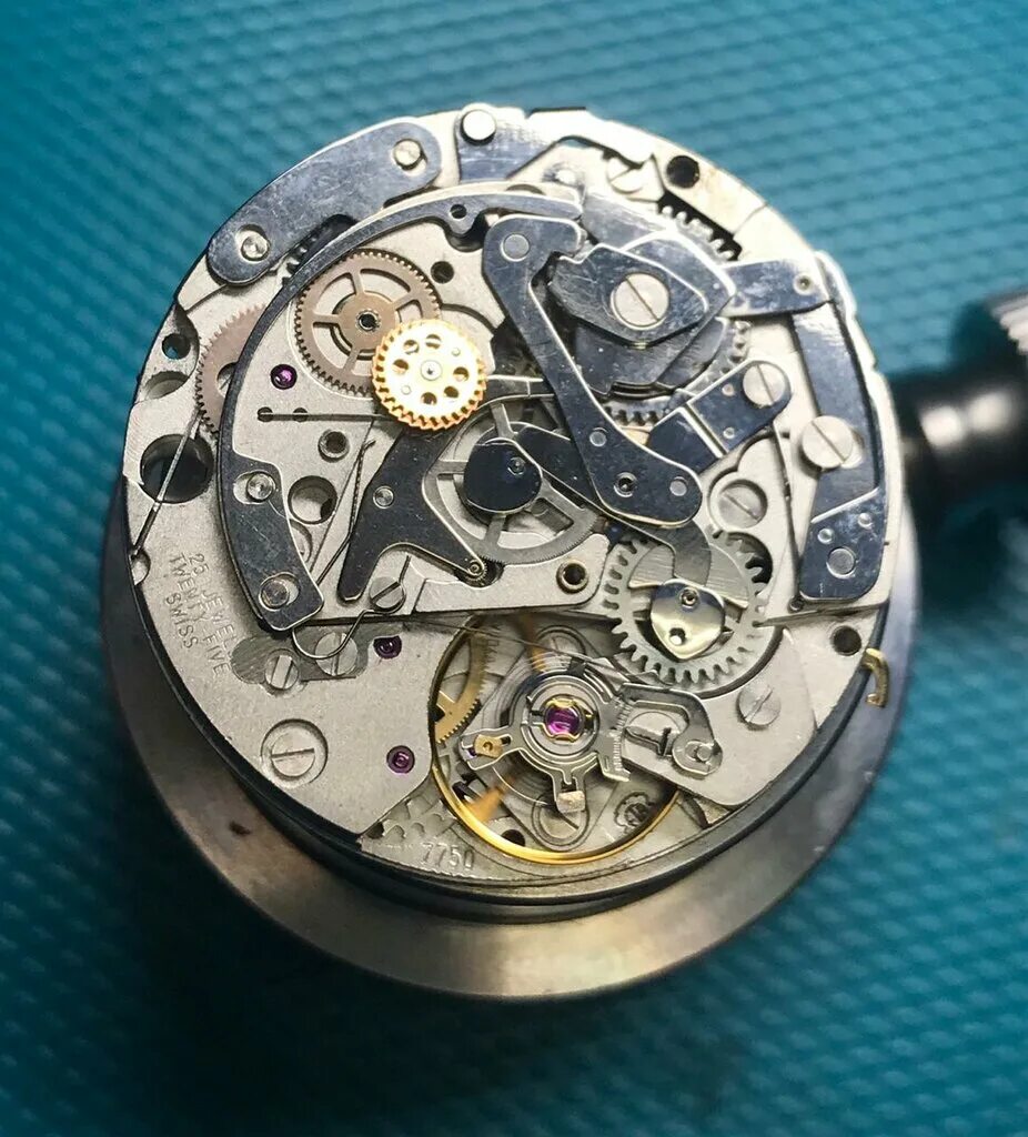 ремонт часов выезд. разобранные часы. часы ремонт. часы механизм 2214. мастер по ремонту часов.