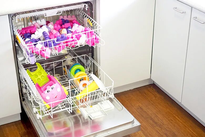 Можно мыть в пмм. Посудомоечная машина игрушка. Пластиковый контейнер в посудомоечной машине. Детские игрушки в посудомоечной машины. Мытье тряпок в посудомойке.