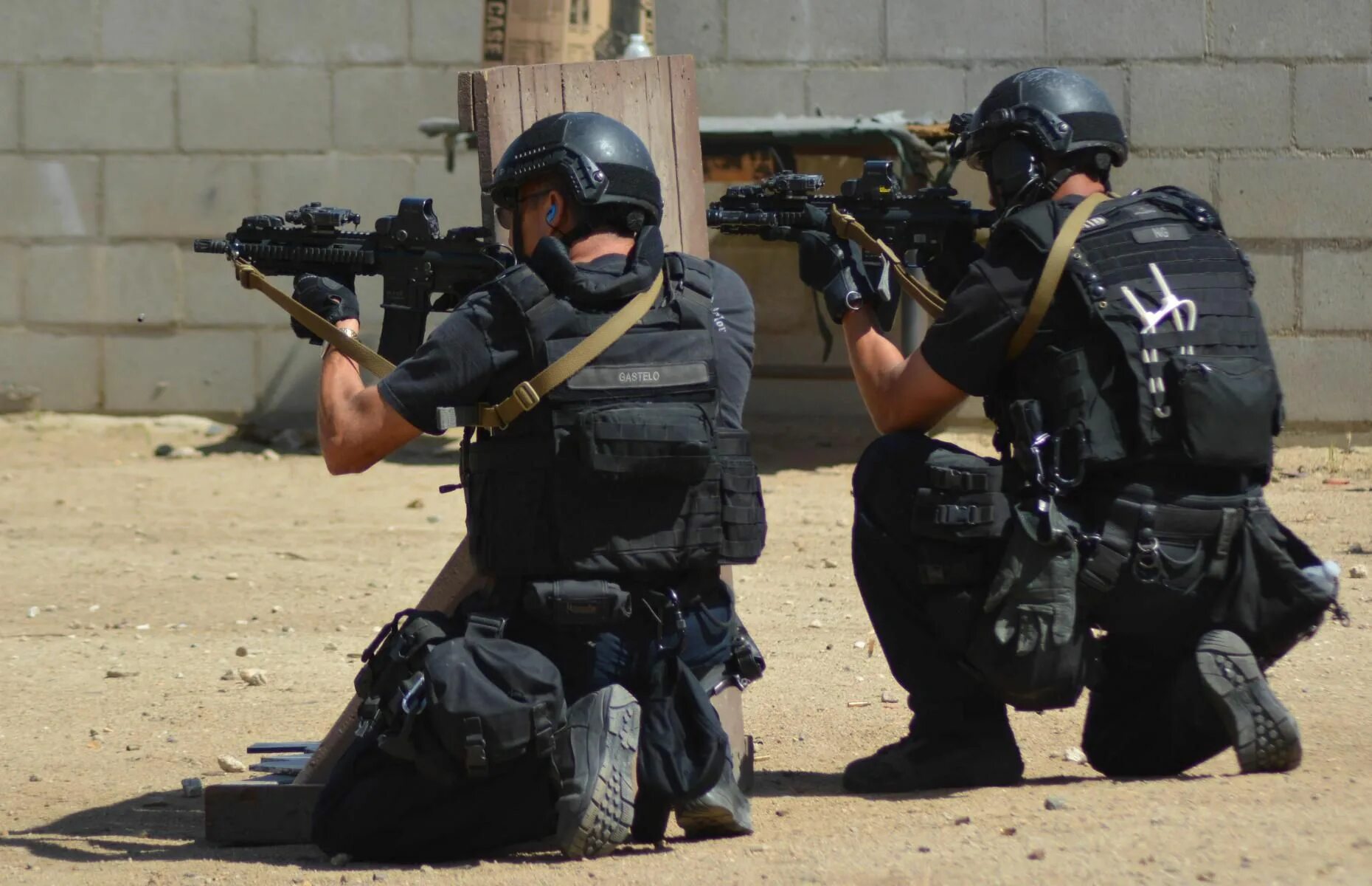 Спецназ полиции сша swat. Спецназовец в противогазе. Us police marshal. Swat plays with fighter pilot. Swat картинки.