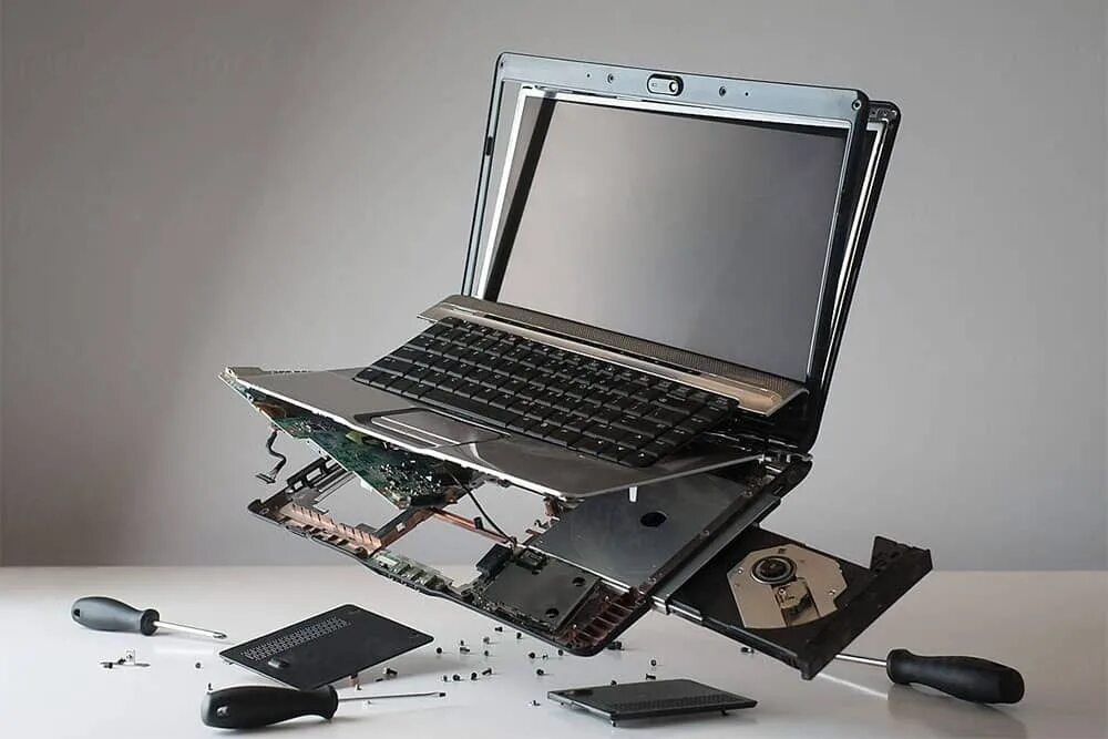 Разбитый ноутбук. Сломанный ноутбук. Поломанный ноутбук. Разломанный ноутбук.