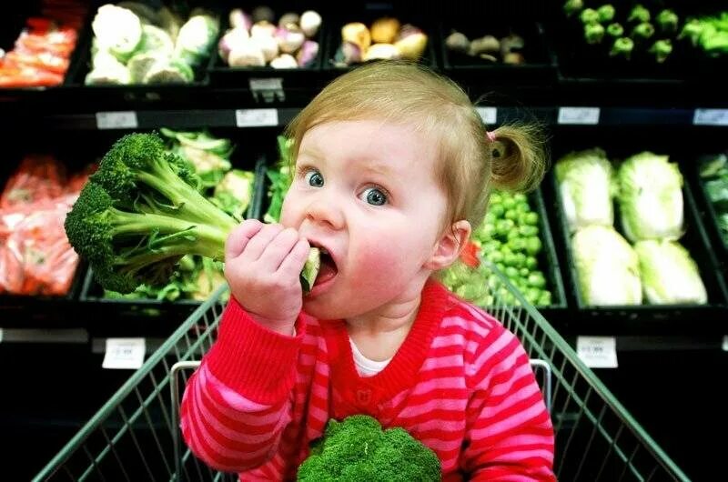 Ешьте фрукты немытые. Немытые овощи. Овощи для детей. Ребенок ест овощи и фрукты. Фрукты для детей.