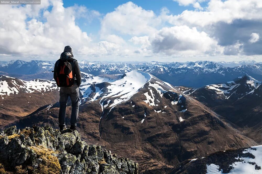 Почему тянут горы. Подъем на Бен Невис гора в Шотландии. Человек в горах. Мужчина в горах. Вершина горы.
