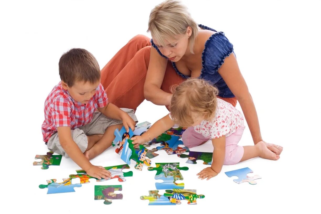 Домашние игры для 6 лет. Дети собирают пазлы. Игрушки для детей. Игры для детей. Игры детей с родителями.