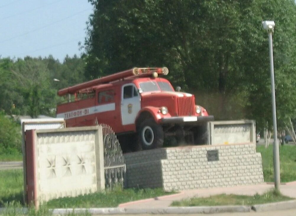 Памятник пожарному автомобилю