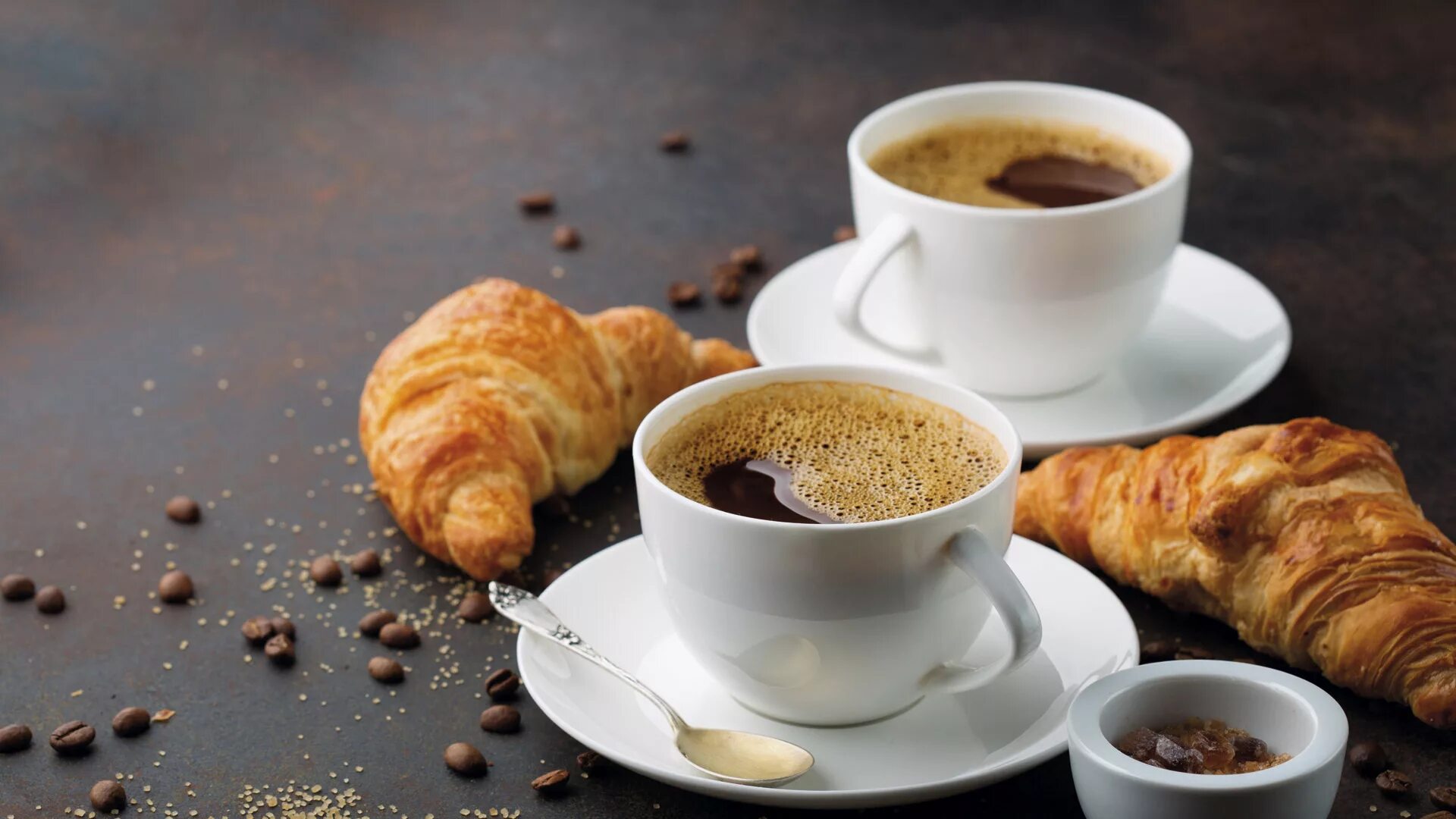 чашка кофе с круассаном. чашка кофе с круассаном. доброе утро кофе круассан. чашка кофе с булочкой. кофе и круассан.