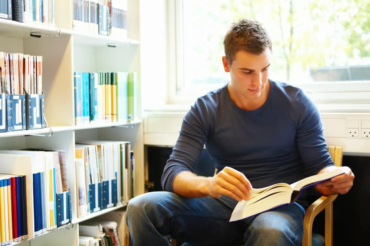 Читать студент 3. Парень с книгой. Мужчина с книгой в руках. Мужчина в библиотеке. Книга человек.