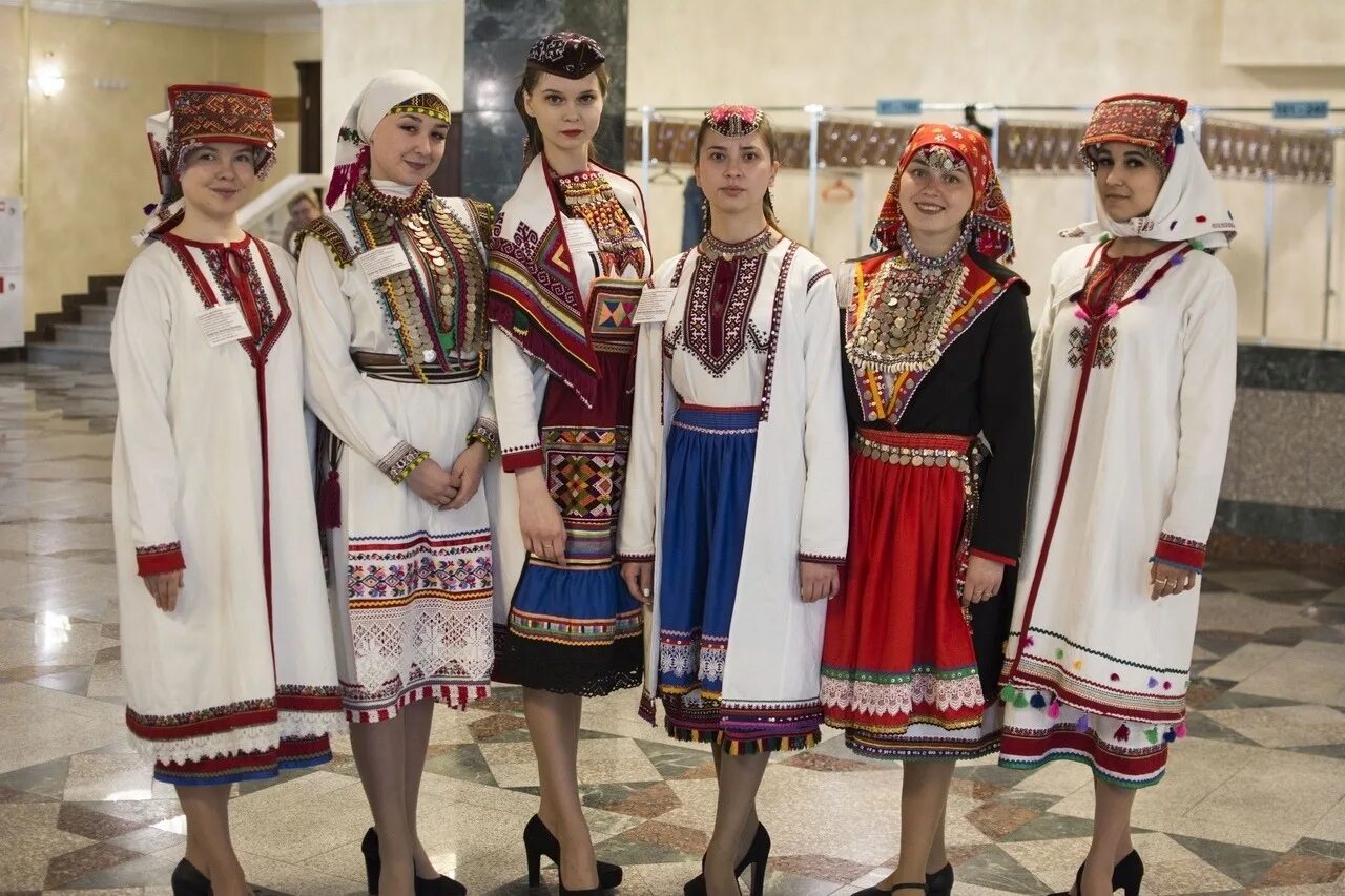 Какие народы относятся к угорской группе. Шокша мокша эрзя. национальные костюмы народов поволжья марийцы. марий эл финно-угорский народ. народы россии финно-угорские народы.