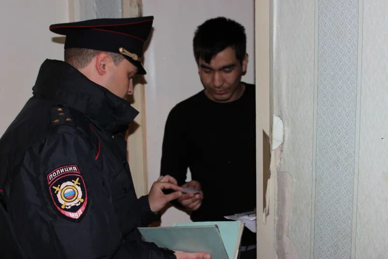 Может полиция забрать из дома пьяного. Доставление в отдел полиции. Может полиция забрать из дома пьяного. Милиция медвытрезвитель. Женщину задержали менты.