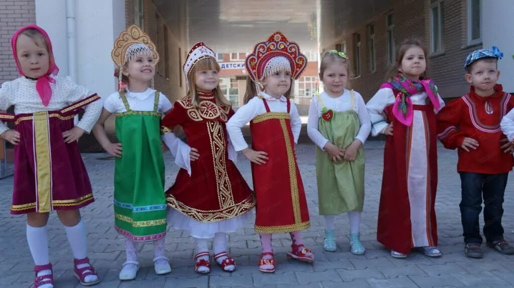 Русско народный в садике. Костюмы для детей в детском саду. Русские народные костюмы для детей. Фольклорные костюмы для детей. Национальные костюмы в детском саду.