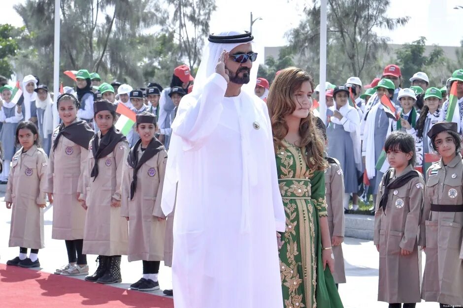 Ребенок эмира. Принцесса ОАЭ Хайя. Королевская семья Дубая. Эмир Дубая. Принцесса Хайя и Шейх Мохаммед.