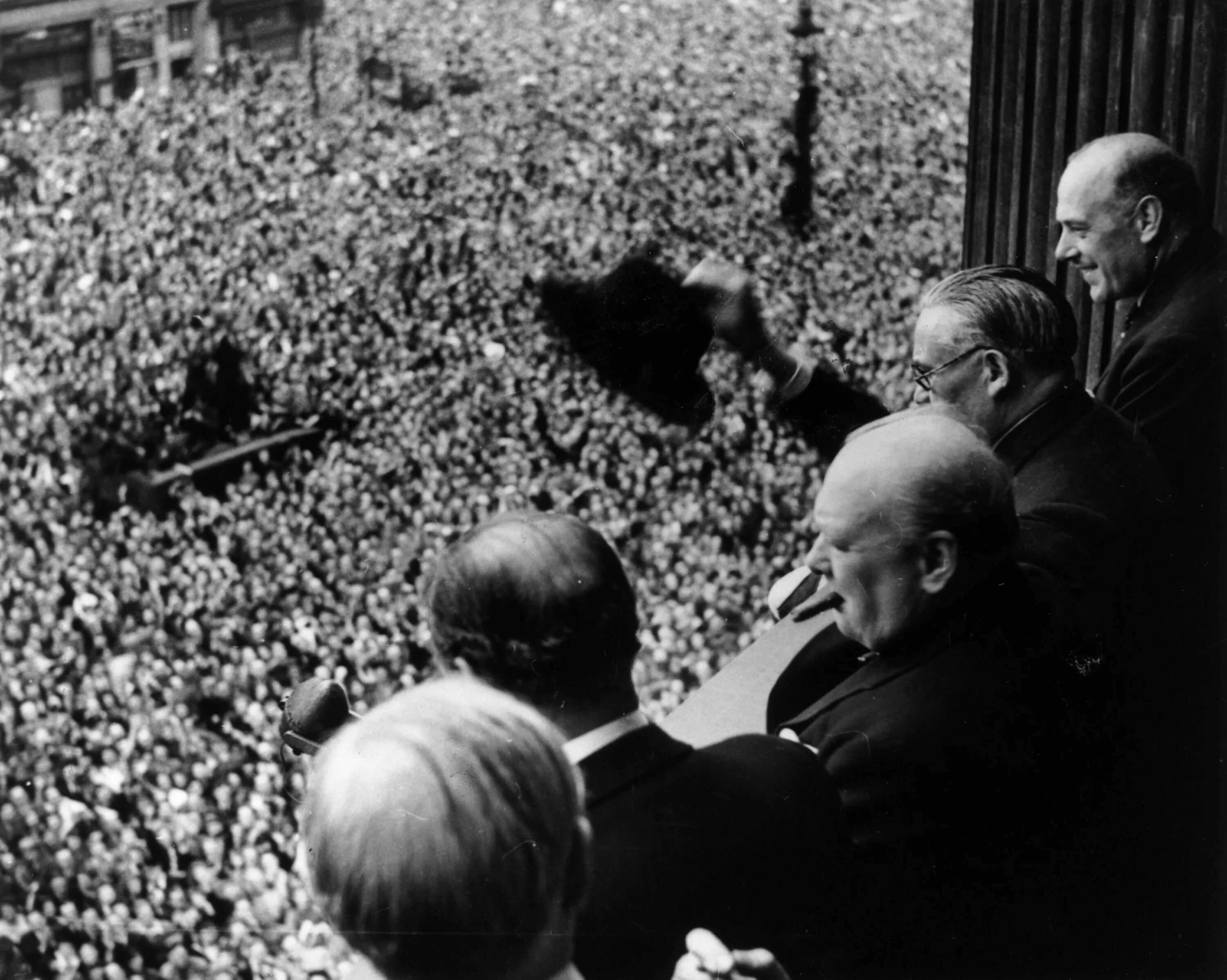 Уинстон Черчилль 1945. Уинстон Черчилль 2 мировая. Черчилль Уинстон 8 мая 1945 года.