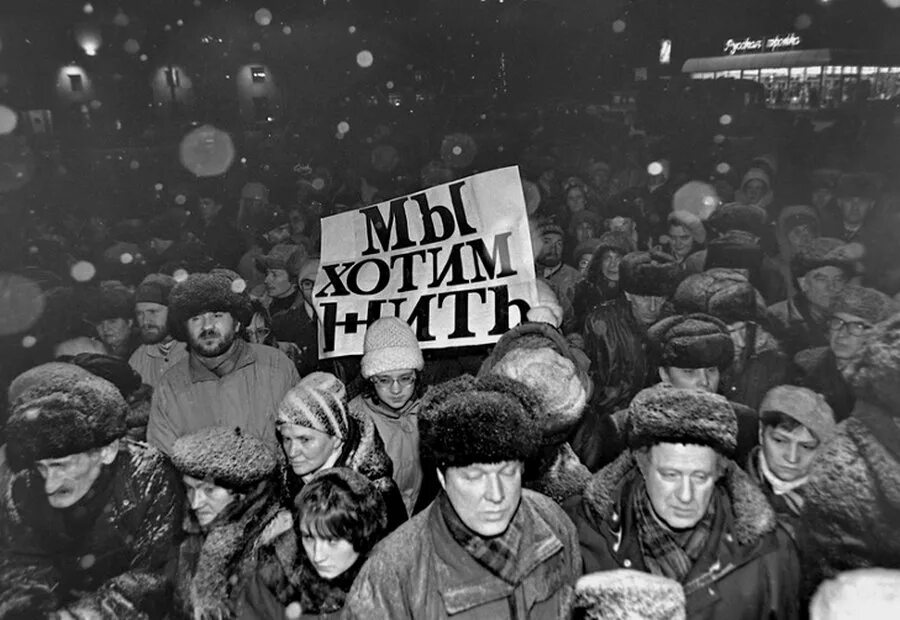 Билл клинтон в москве 1994. Центральный рынок воронеж 90 е. Каково было в 90 годах. Одежда бандитов 90-х. Ларьки мальборо в ссср.