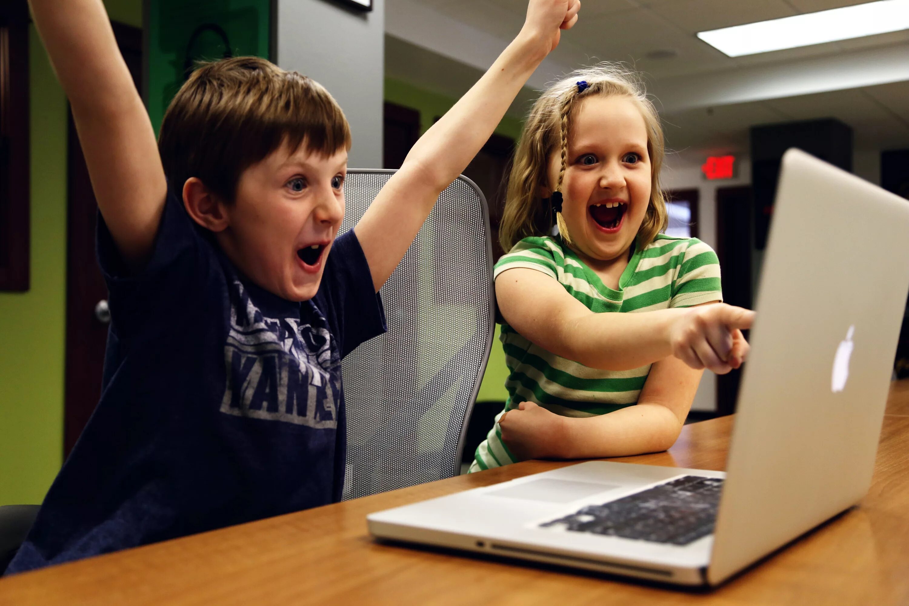 Ipad kid. Компьютерные игры для детей. Ребёнок играет в компьютер. Современный ученик. Детям об интернете.