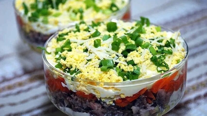 Вкусный и простой салат с рыбой. Салат с сардинами. салат рыбный слоями. слоеный салат с рыбой. салат с консервой и яйцом.