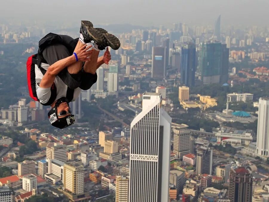 рон вэй бейсджампинг. башня око москва сити. прыгает с небоскреба. прыжок с парашютом с небоскреба. дубай прыжок с небоскреба.