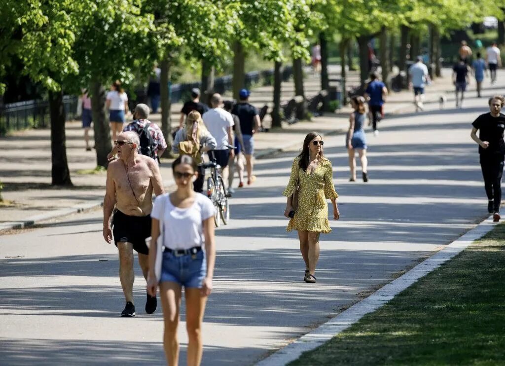 взорванный 221 мерс. люди на улице города. девушка следит за парнем. фотографии с места преступления. в метро без штанов.