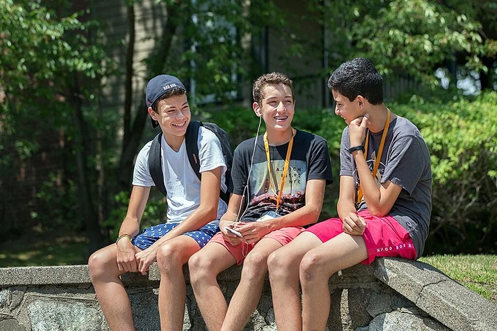 Парни в лагере. Пацаны в лагере. Босоногие мальчишки в лагере. Детский лагерь для мальчиков. Парни в трусах на физкультуре.