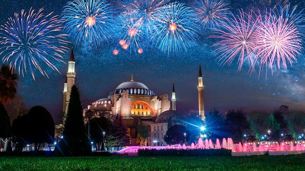 Turkey new. Салют в Стамбуле. Стамбул новогодний Босфор. 2022 Год столица Турции а Стамбула. Новый год в Стамбуле 2021.
