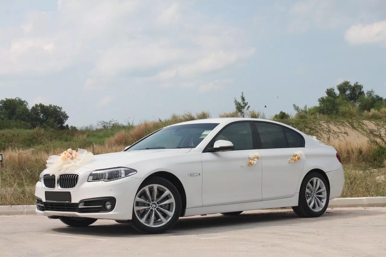 Bmw 528 f10. BMW 528 белый. F10 White Front. BMW f10 клиренс.