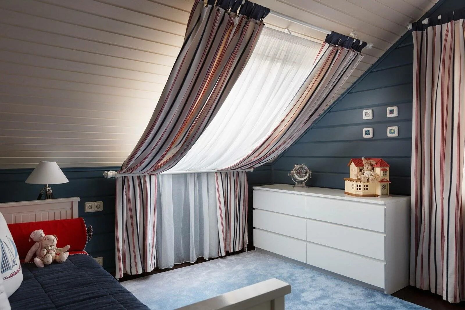 Шторы на окно мансардного типа. Шторы на нестандартные мансардные окна. Фото мансардных штор. Шторы на мансарде. Шторы в мансардной комнате.