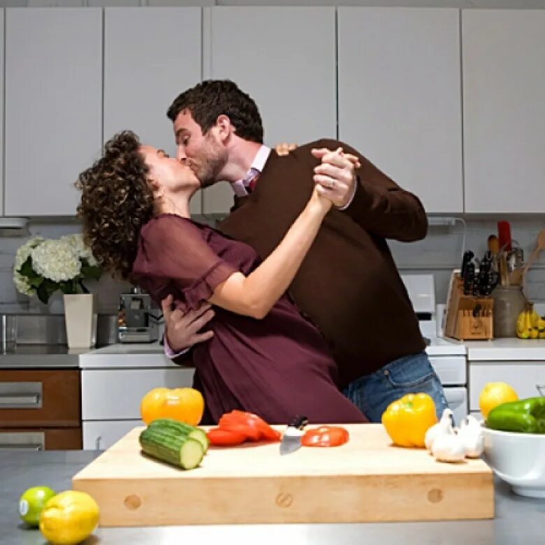 Фотосессия на кухне пара. Любовь на кухне. Романтика на кухне.