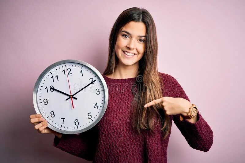 Девушка с красивыми большими часами. Девушка и большие часы. Женщина смотрит на большие часы. Девушки предпочитающие большие часы.