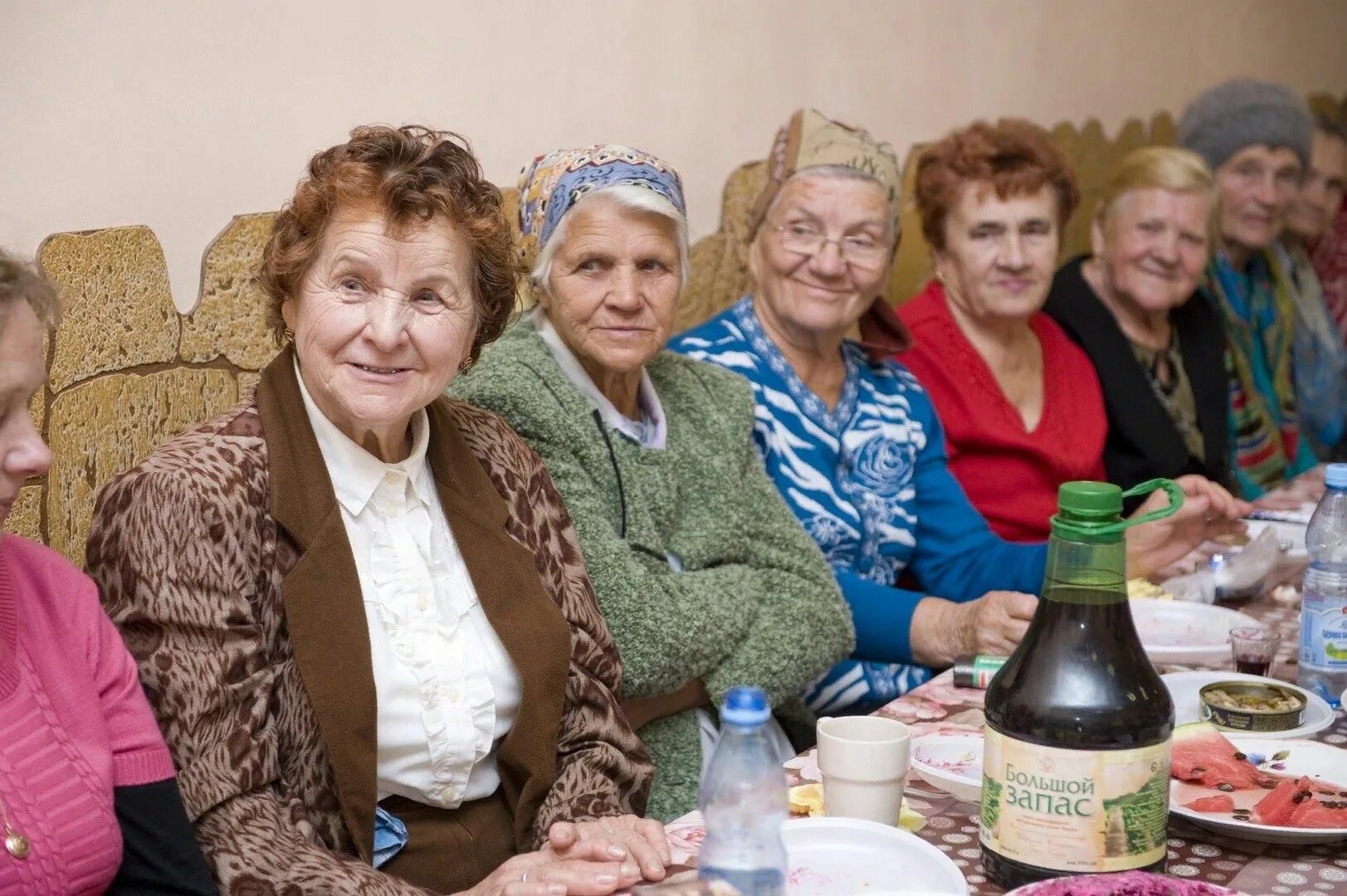 Сценарий для отдыха для пожилых людей. Встреча пенсионеров. Застолье пенсионеров. Встреча пожилых людей. Русские пенсионеры.