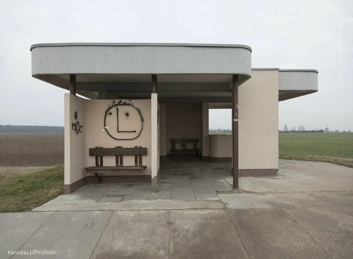 Бетонная остановка. Кристофер Хервиг автобусные остановки. Christopher Herwig: Soviet Bus stops. Кристофер Хервиг советские автобусные остановки. Остановки общественного транспорта СССР.